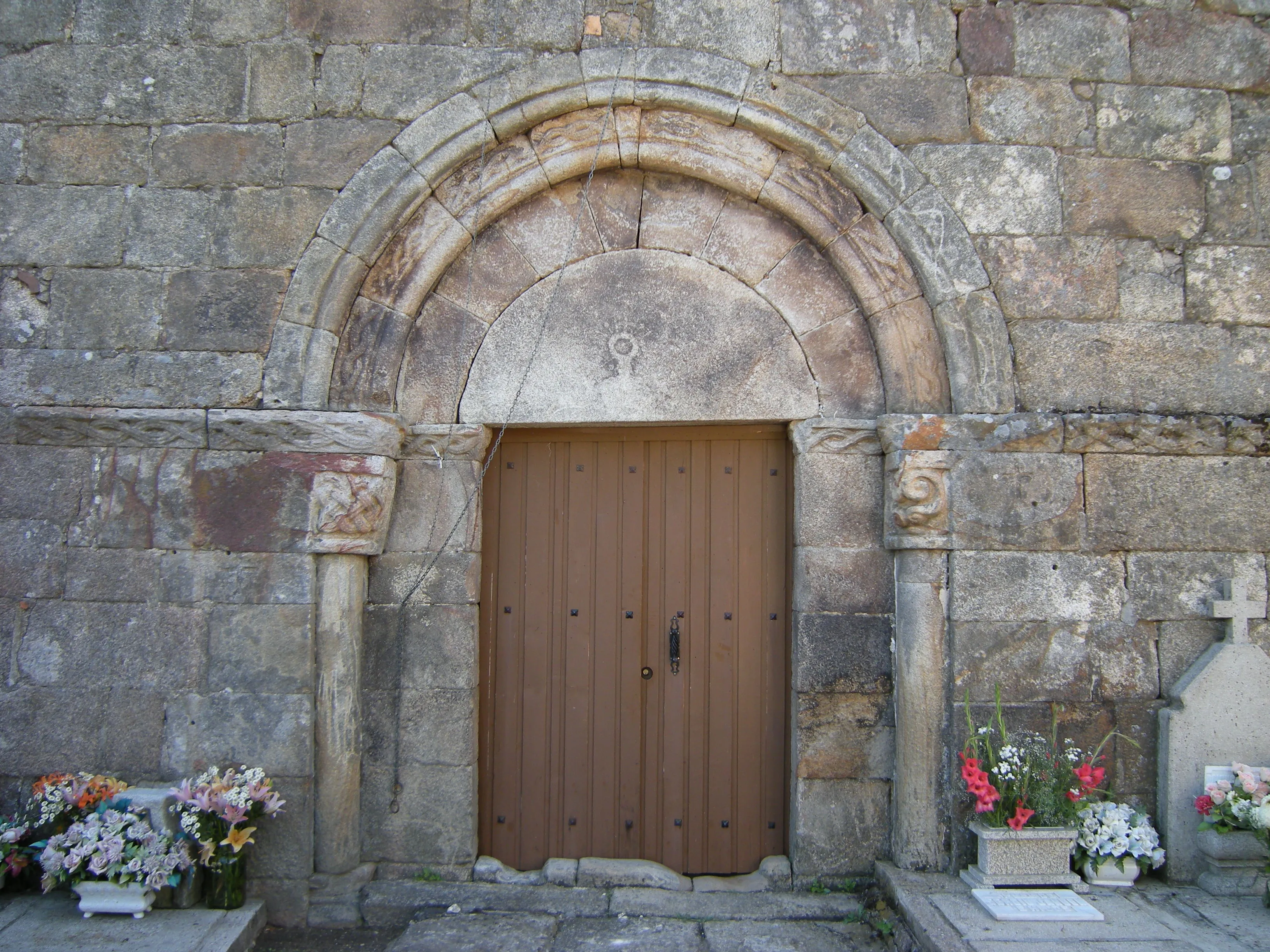 Portada occidental de la iglesia de San Cibrao, con arco de medio punto y capiteles